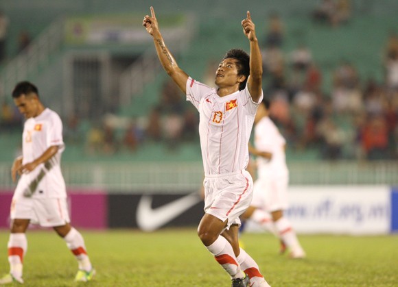 Phút 17, các cầu thủ chủ nhà bất ngờ có bàn mở tỉ số do công của Quang Hải.